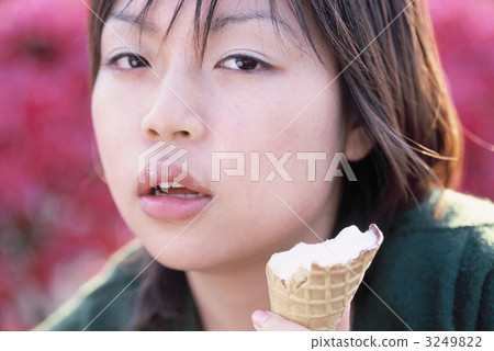 吃冰淇凌的十幾歲的女孩 3249822