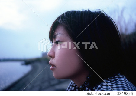 緊貼在冬天銀行中的十幾歲的女孩 3249836