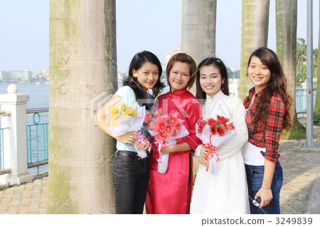Friends Vietnam Women 3249839