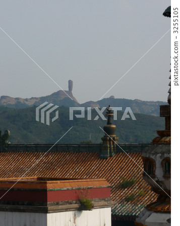 Distant mountain peaks Distant mountain peaks 3255105