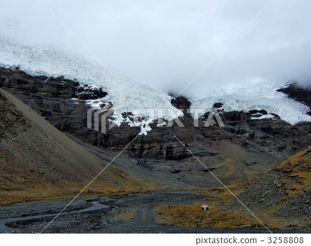 Nakanjo Road: glacier between Nancarze and Gyante Nakanjo Road: glacier between Nancarze and Gyante 3258808