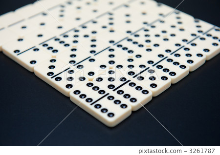 在黑桌上的多米諾瓦片 3261787