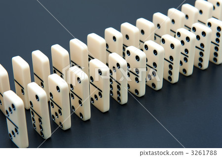 Domino aligned in two rows 3261788