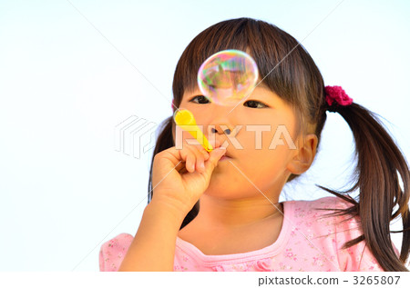 Girls playing with soap bubbles 3265807
