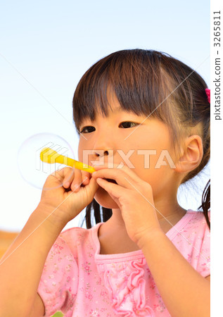 女孩玩肥皂泡 女孩玩肥皂泡 3265811