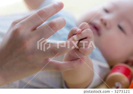 Baby holding mama's hand 3273121