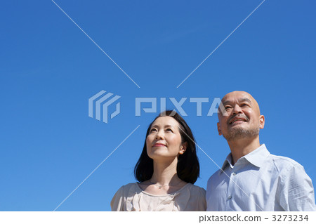 中年夫婦（藍天） 3273234