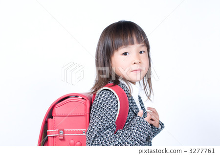 一個女孩背著書包 3277761