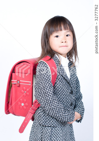 一個女孩背著書包 3277762