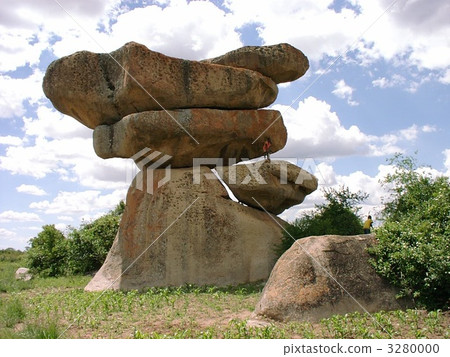 Harare's Symbolic Balancing Rock The balance of megalithes is exquisite Harare's Symbolic Balancing Rock The balance of megalithes is exquisite 3280000
