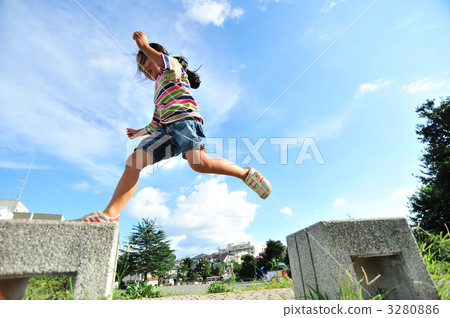 Child to jump 3280886