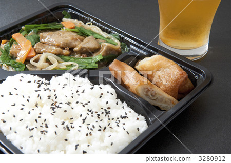 Stir-fried lemon lunch and beer Stir-fried lemon lunch and beer 3280912