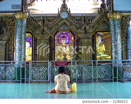 People praying at Sule Pagoda (Yangon / Myanmar) 3286631