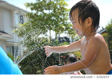Water play in the shower 3292037