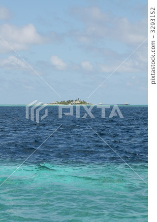 在赤道下方，馬爾代夫共和國的翡翠漂浮在印度洋的海洋中，綠色的礁石和一個美麗的潟湖的小南島 3293152