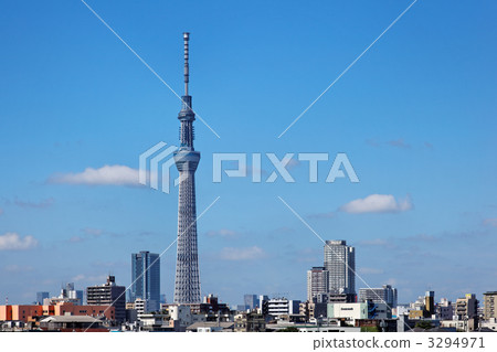 比爾街道在有藍天傳播的東京天空樹的Sumida病區裡 比爾街道在有藍天傳播的東京天空樹的Sumida病區裡 3294971
