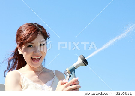 A woman sprinkling water 3295931