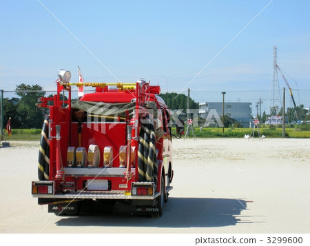 Fire engine on the ground 3299600