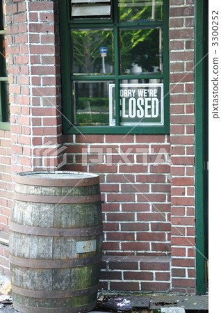 Barrels and brick walls Barrels and brick walls 3300252