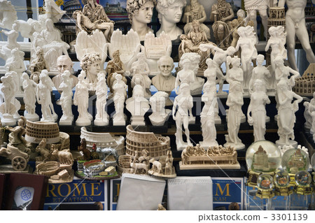Roman souvenirs. 3301139