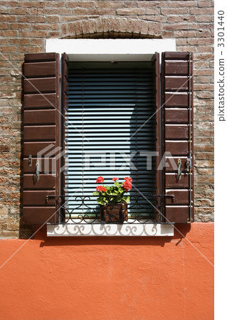 Exterior window. 3301440