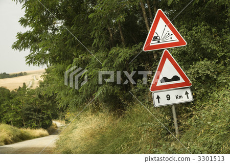 Road sign warnings, Tuscany. 3301513