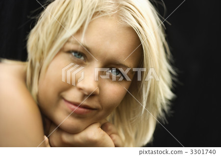 Nude woman smiling. 3301740
