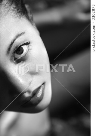 Woman looking at viewer. 3302973