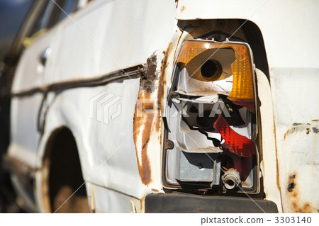 Busted taillight. 3303140