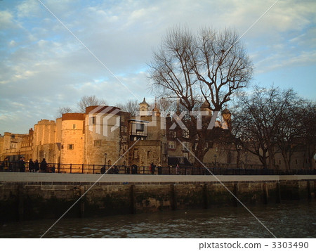 Tower of London on the opposite bank of the Thames Tower of London on the opposite bank of the Thames 3303490