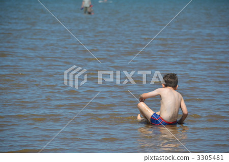 Swimming in the sea 3305481