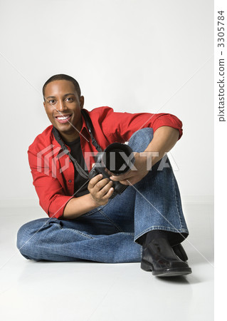 Man with camera smiling. 3305784