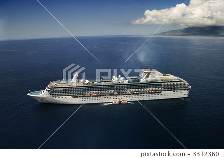 Cruise liner at sea. 3312360