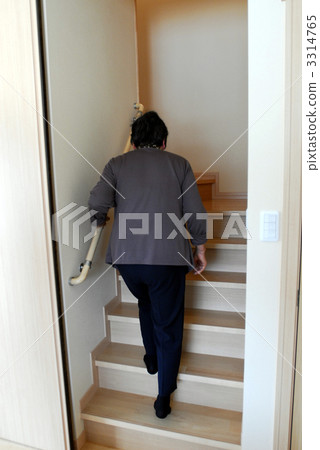 一個女人走上樓梯 3314765