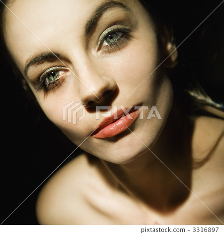 Pretty woman. 3316897