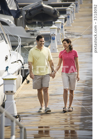 Couple holding hands. 3318092