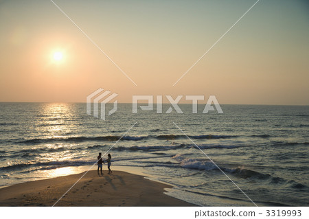 Couple on beach. 3319993