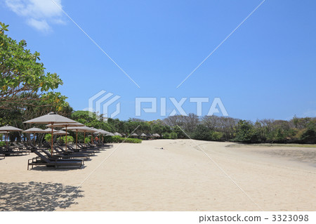 在努沙杜瓦海灘 3323098