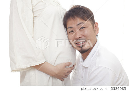 Husband listening to pregnant women 3326985