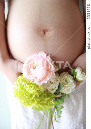 Pregnant woman's stomach near the end of the month Pregnant woman's stomach near the end of the month 3331618