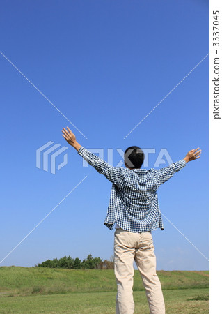 一個男孩，他的手很多 3337045