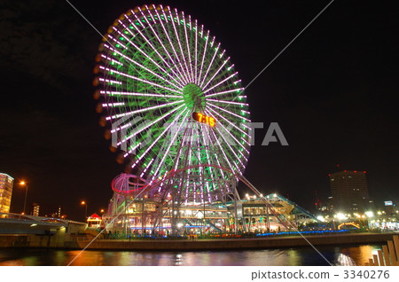 The large Ferris wheel "Cosmo Clock 21" 3340276