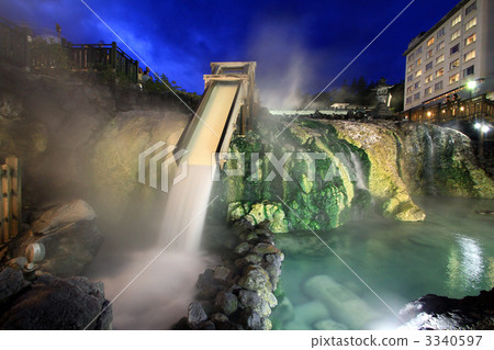 Kusatsu溫泉熱水域在晚上 3340597