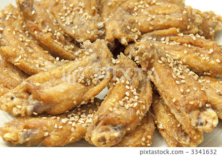 Deep-fried delicious chicken wings 3341632