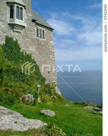 A Western-style building facing the sea 3342899