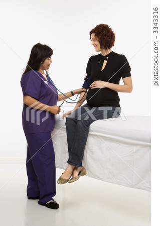 Pregnant woman exam. 3343316