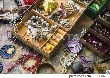 Open jewelry box. Open jewelry box. 3343825
