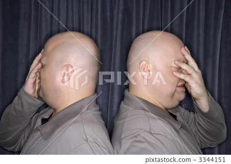 Identical twin men. 3344151