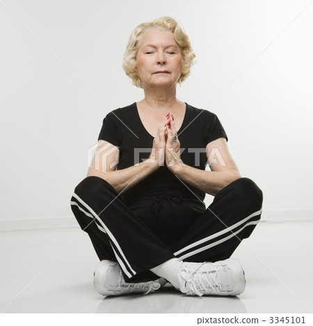 Senior woman meditating. 3345101