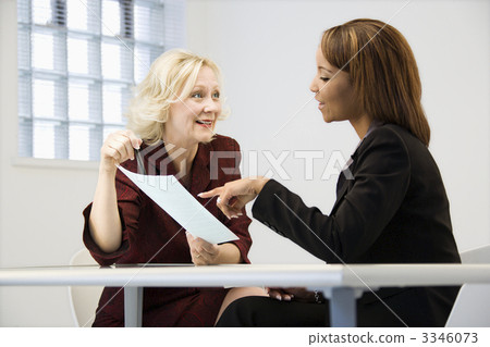 Businesswomen at work 3346073